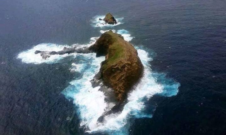 The rock looks like a giant elephant floating in the middle of the sea - Mother Nature's masterpiece - 7