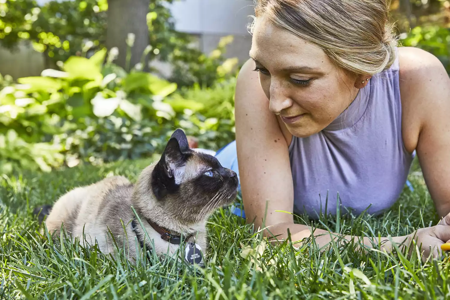 woman enjoying her cat; ways to cope with your pet's cancer diagnosis